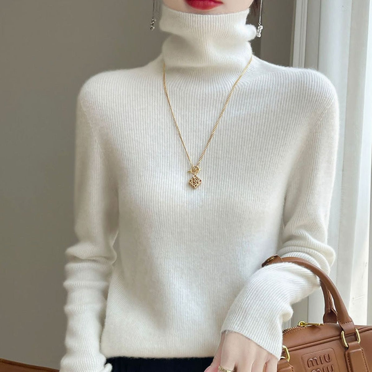 Jersey de punto de cuello alto acanalado y corte entallado para mujer