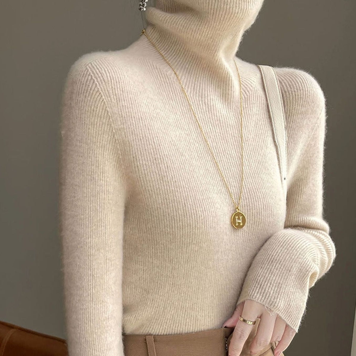 Jersey de punto de cuello alto acanalado y corte entallado para mujer
