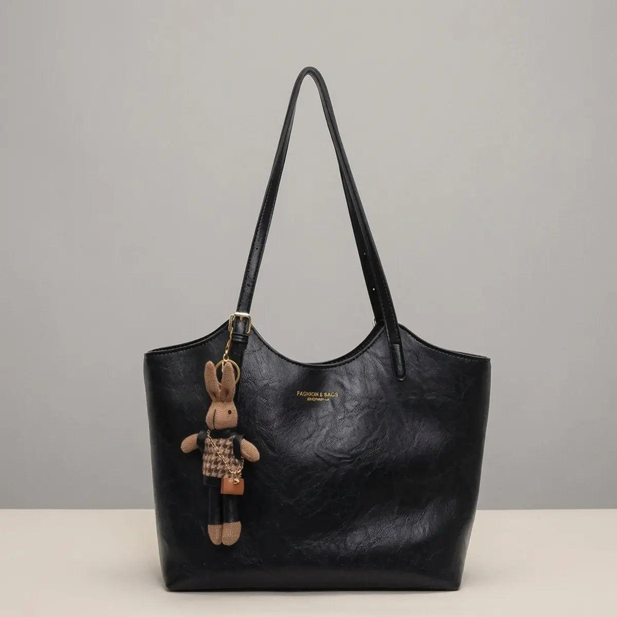Bolso tote de hombro de cuero vegano para mujer con adorno de conejito de felpa