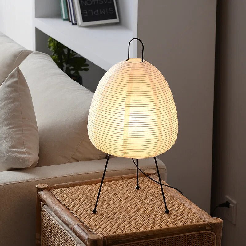 Lámpara de mesa minimalista zen japonesa con trípode de papel de arroz e iluminación ambiental