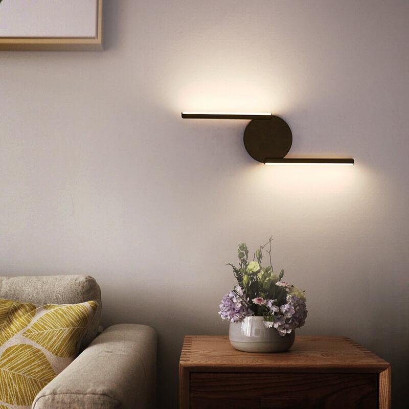 Aplique de pared minimalista con silueta de arco curvo y resplandor de halo