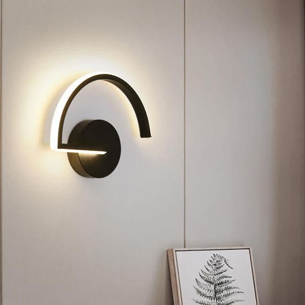 Aplique de pared minimalista con silueta de arco curvo y resplandor de halo