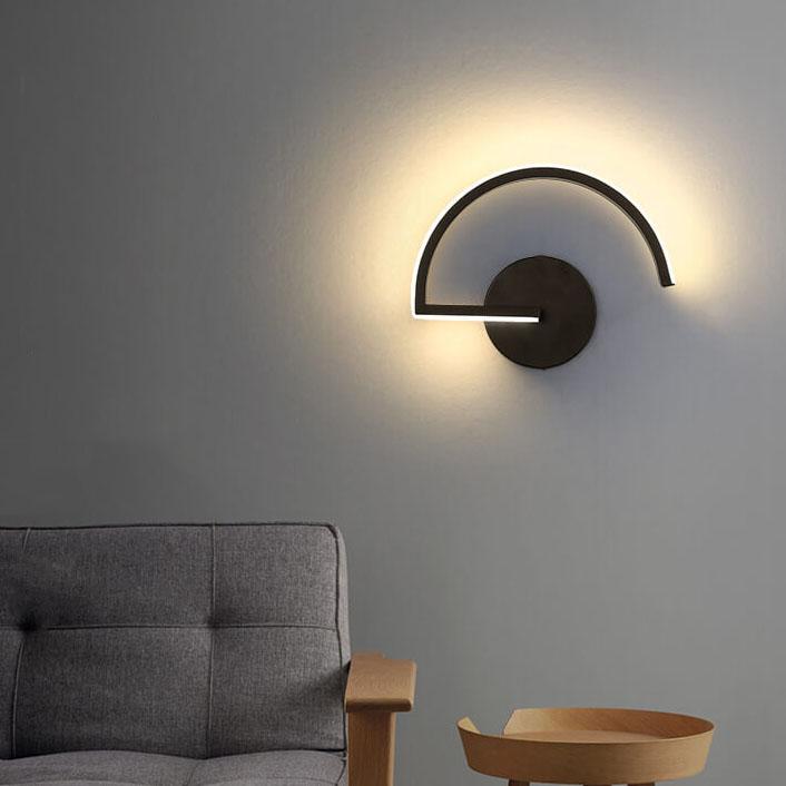 Aplique de pared minimalista con silueta de arco curvo y resplandor de halo