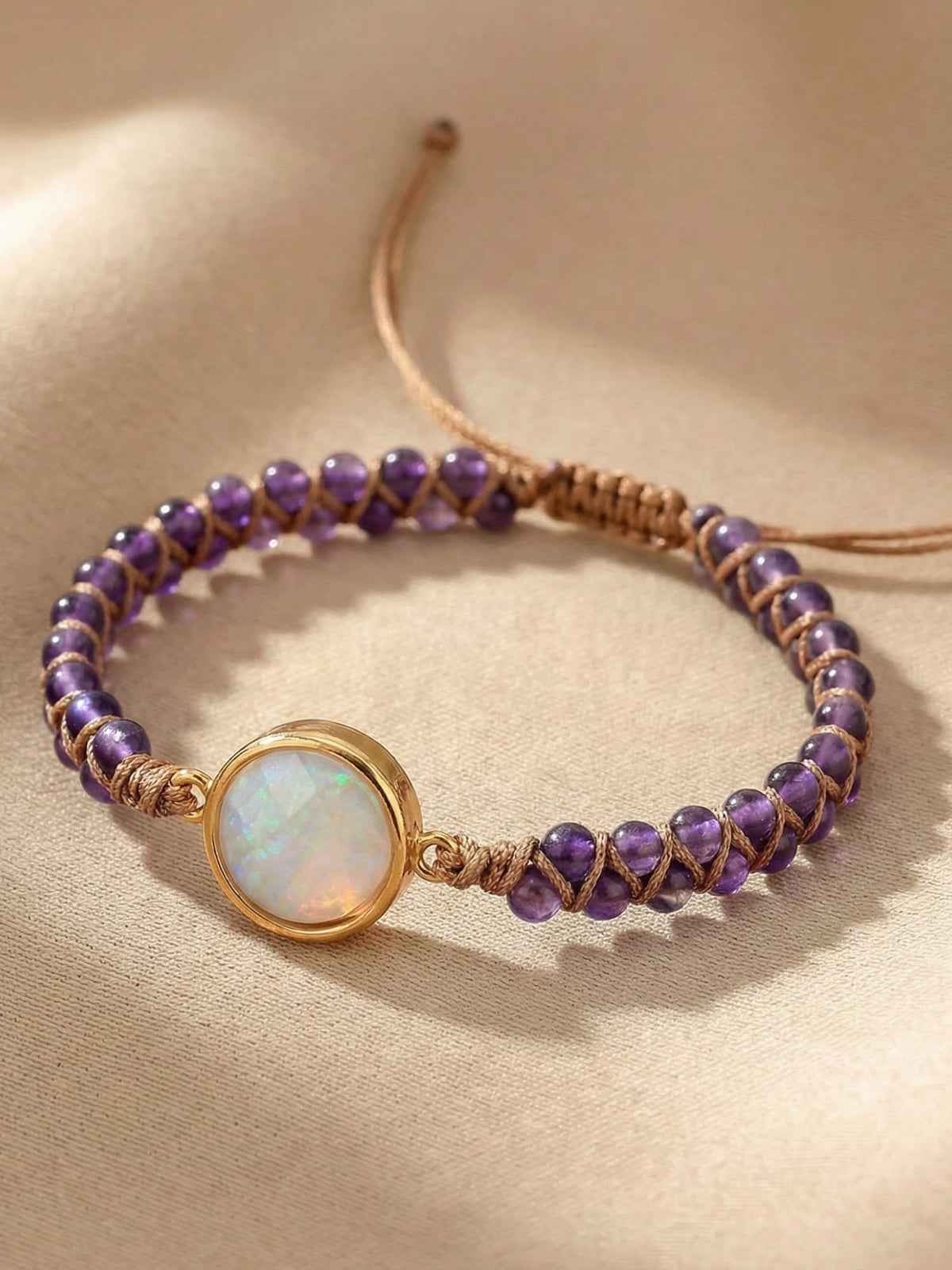 Pulsera bohemia artesanal de cuentas de amatista y ópalo para yoga