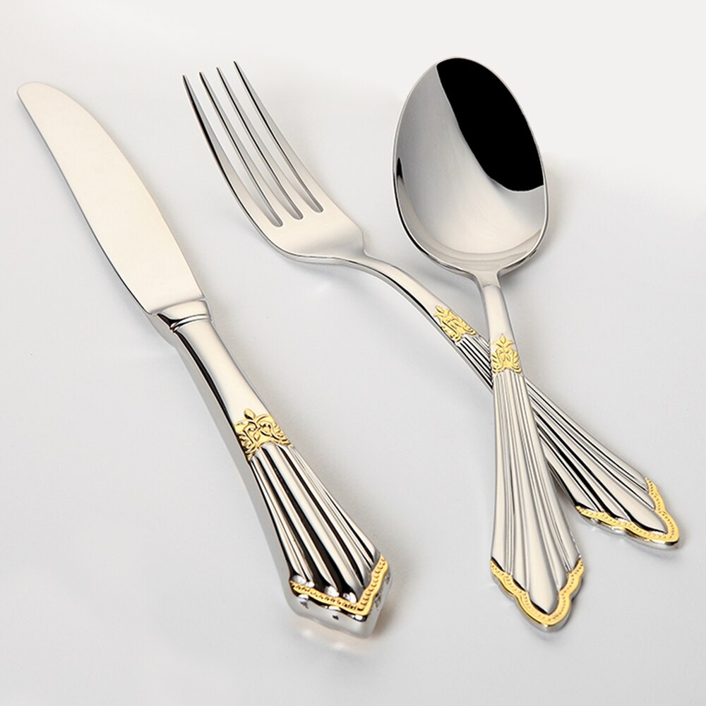 Set de cubiertos de acero inoxidable pulido con acabado dorado y diseño grabado