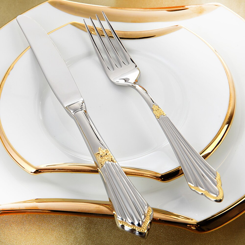 Set de cubiertos de acero inoxidable pulido con acabado dorado y diseño grabado