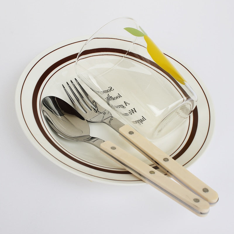 Set de cubiertos con diseño grabado para seis personas