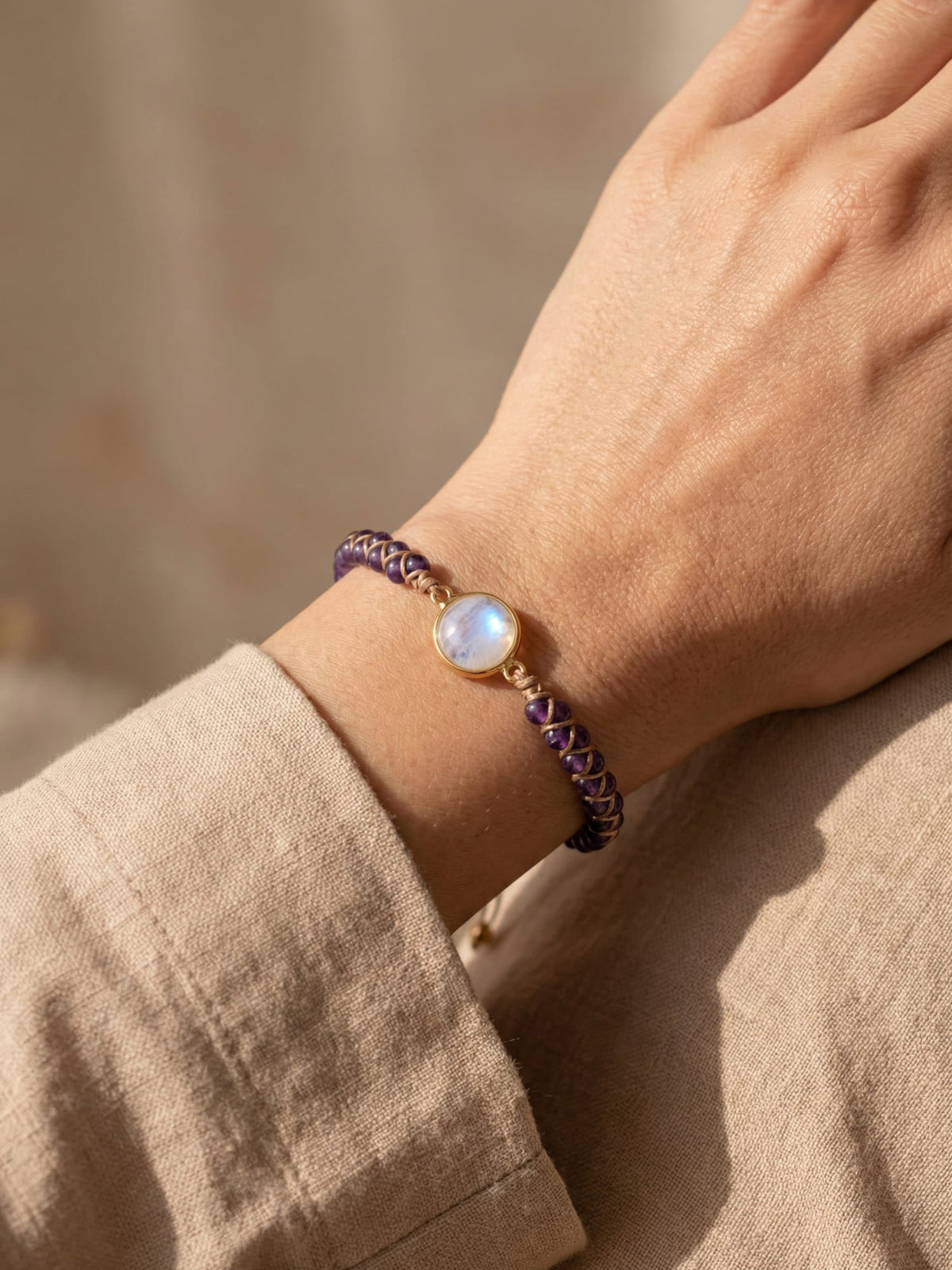 Pulsera bohemia artesanal de cuentas de amatista y ópalo para yoga