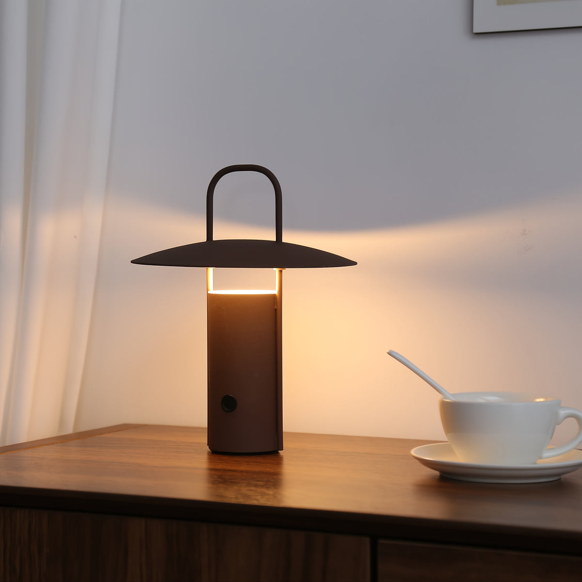 Lámpara de mesa minimalista con cúpula metálica, recargable, con control táctil