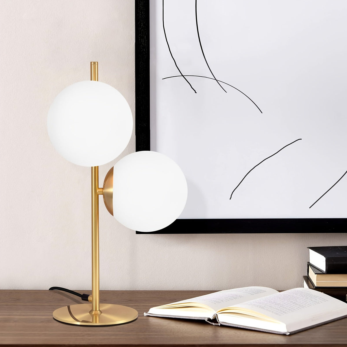 Lámpara de mesa industrial elegante con estructura de latón y esfera de vidrio esmerilado