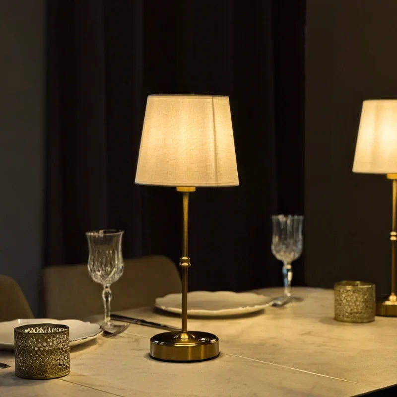 Lámpara de mesa inalámbrica recargable y regulable, con metal cepillado y pantalla de tela