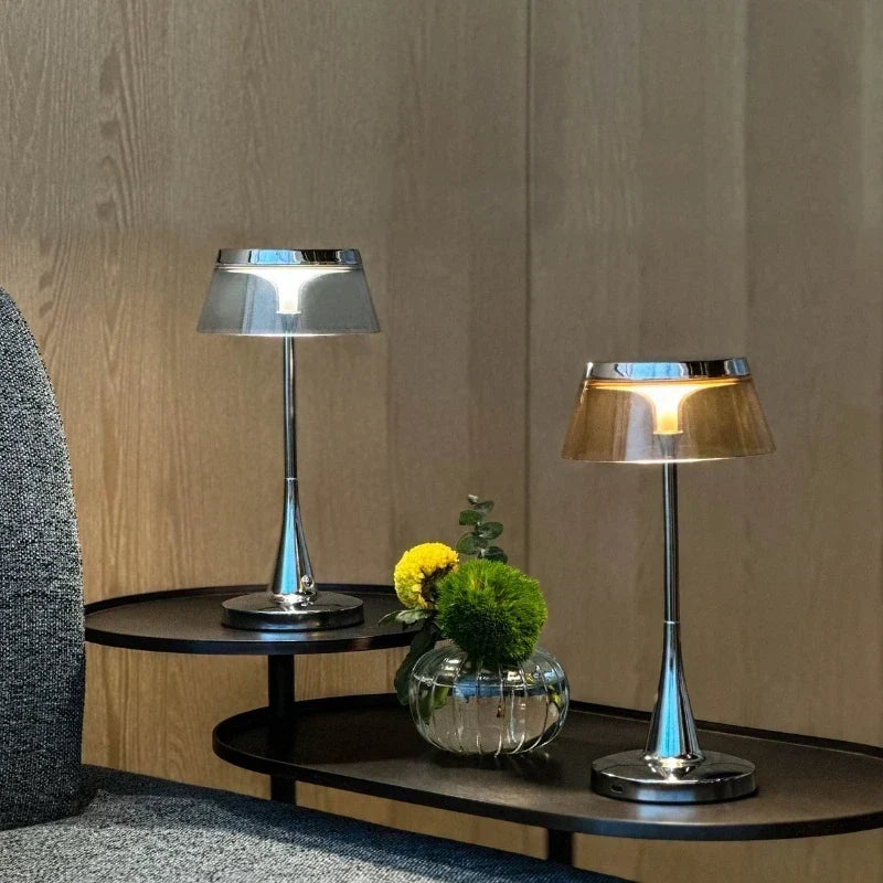 Lámpara de mesa con pantalla de acrílico translúcido, inalámbrica, recargable, regulable y con base metálica