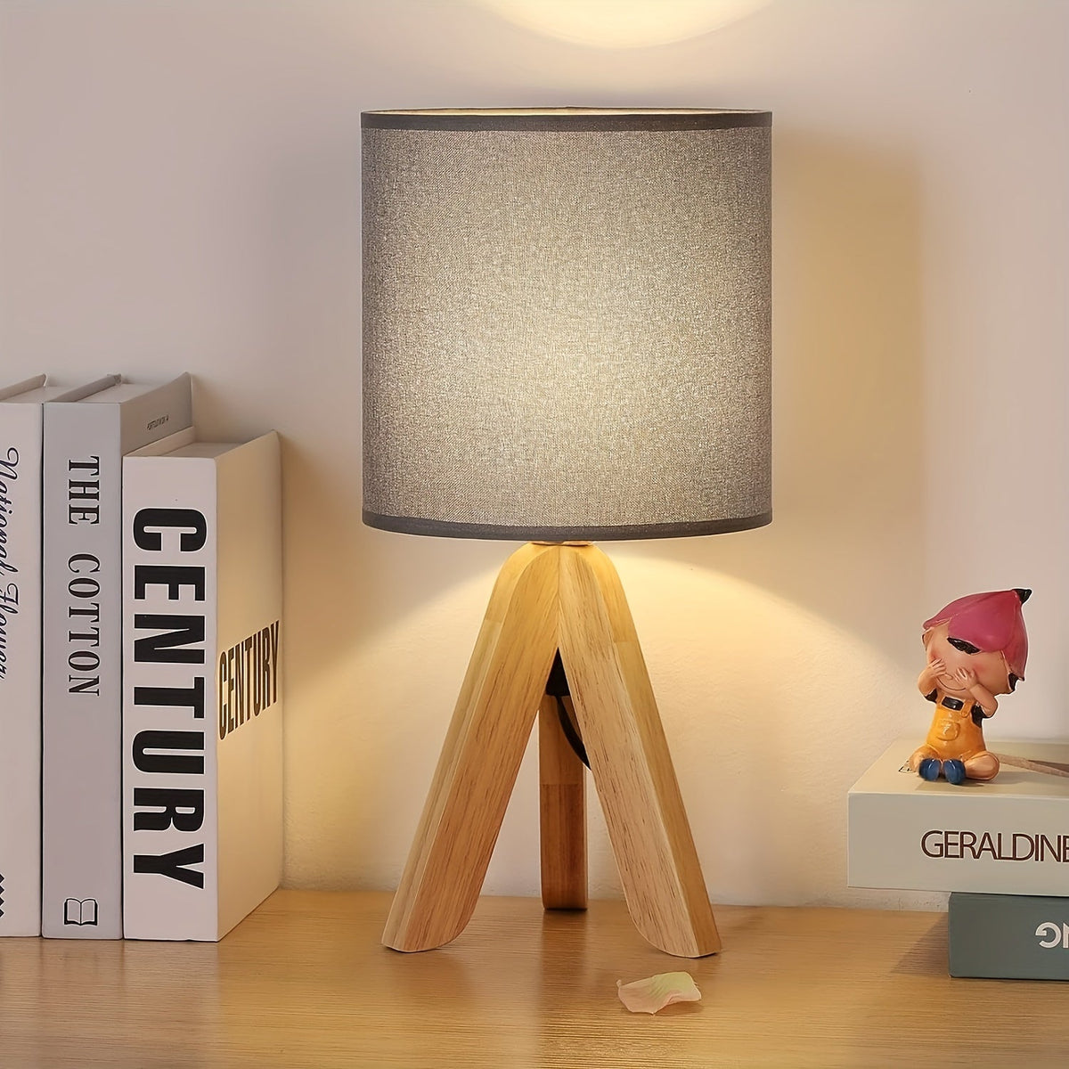 Lámpara de mesa nórdica minimalista con trípode de madera y pantalla de lino