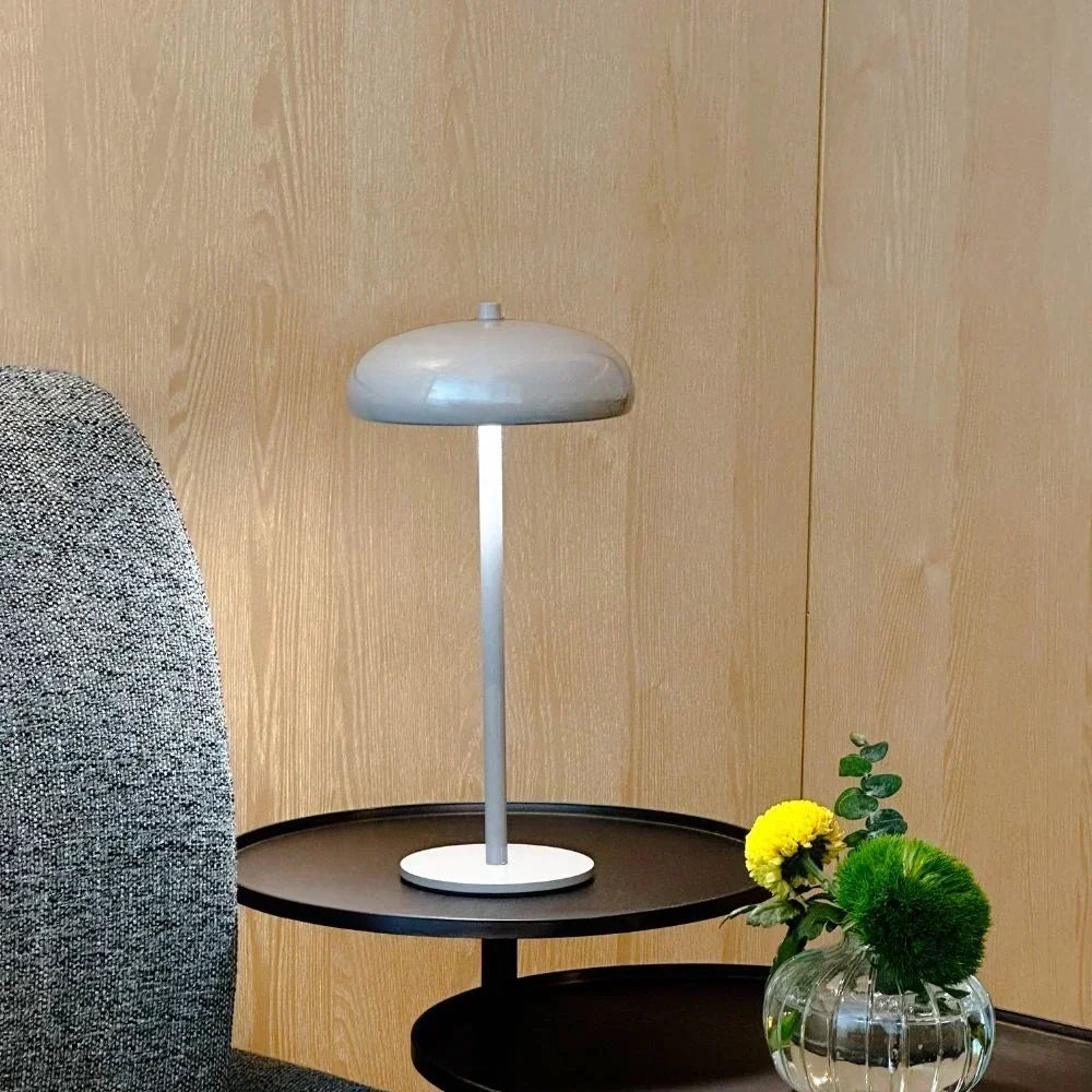Lámpara de mesa portátil recargable con silueta redondeada retro y control táctil