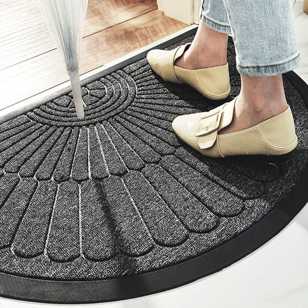 Alfombrilla de entrada semicircular de goma texturizada y antideslizante