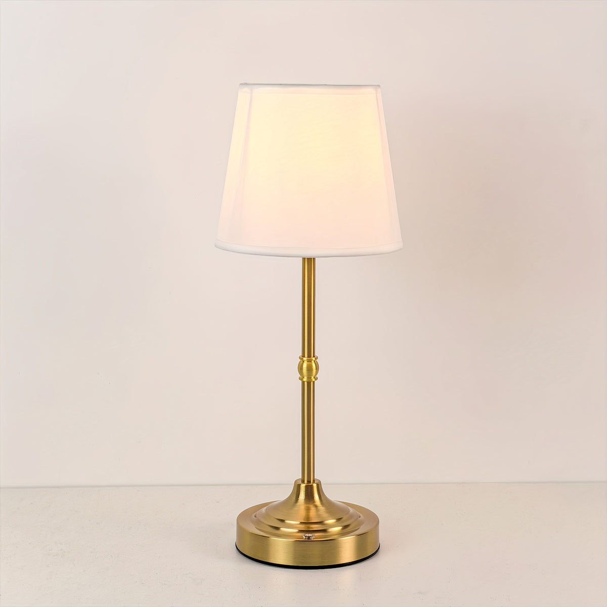 Lámpara de mesa inalámbrica recargable con pantalla de tela, metal cepillado y control táctil