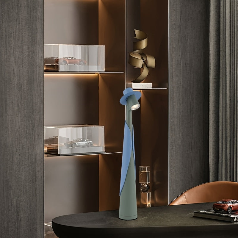 Lámpara de mesa escultórica con silueta de sombrero, recargable y con control táctil