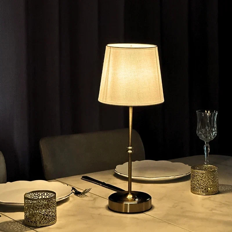 Lámpara de mesa inalámbrica recargable y regulable, con metal cepillado y pantalla de tela