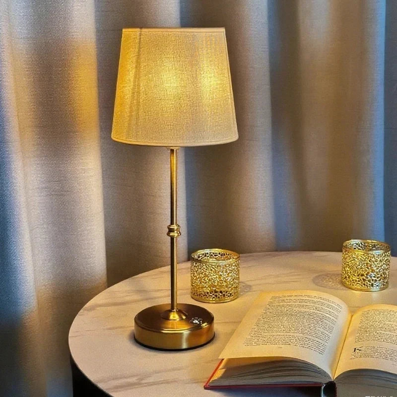 Lámpara de mesa inalámbrica recargable y regulable, con metal cepillado y pantalla de tela