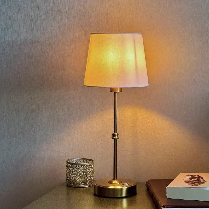 Lámpara de mesa inalámbrica recargable y regulable, con metal cepillado y pantalla de tela
