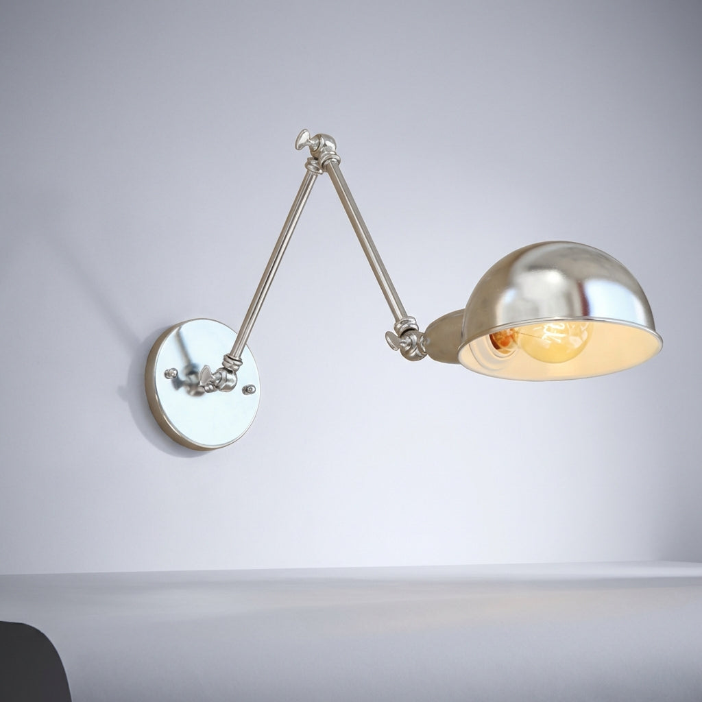 Lámpara de pared de metal pulido con brazo giratorio ajustable para tareas