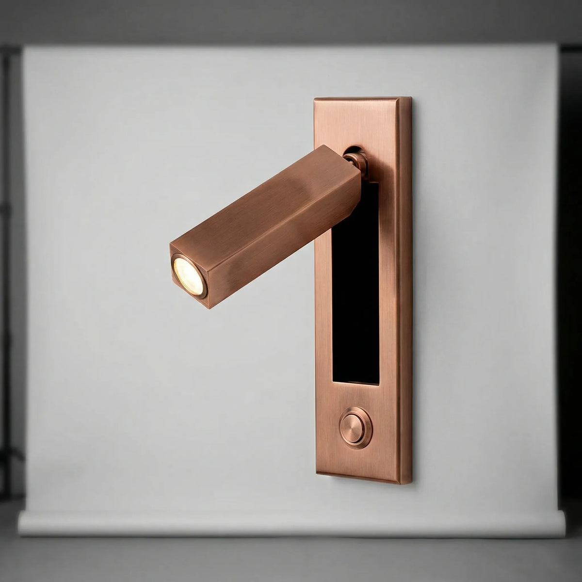 Lámpara de lectura de pared plegable y delgada con brazo pivotante ajustable