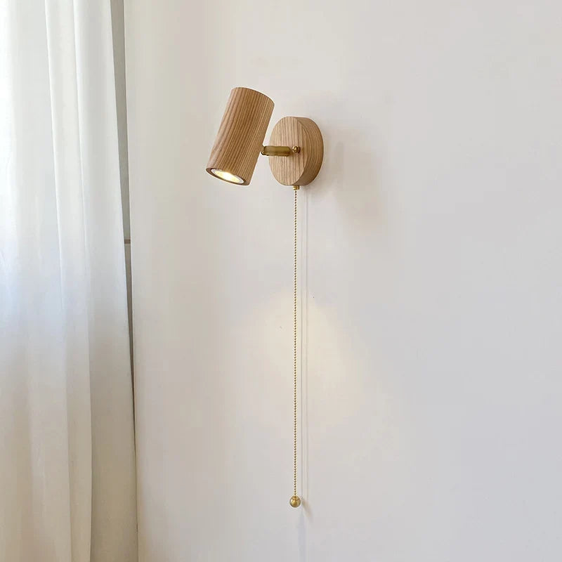 Aplique de pared retro escandinavo de madera maciza de nogal con foco giratorio