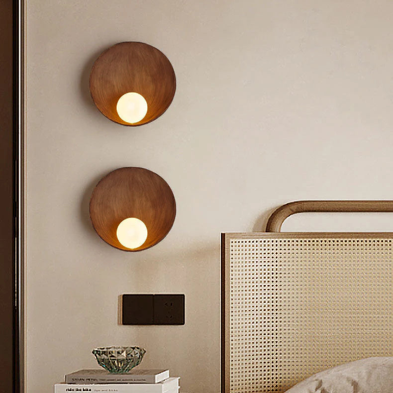 Lámpara de pared minimalista redonda de resina, hierro y vidrio esmerilado