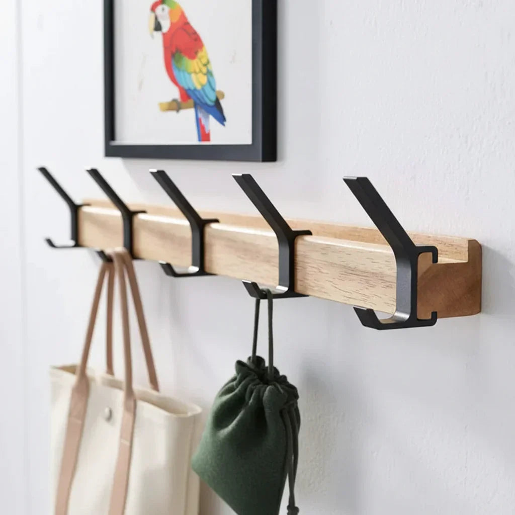 Perchero de pared escandinavo de madera con ganchos ajustables