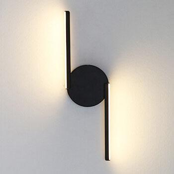 Aplique de pared minimalista con silueta de arco curvo y resplandor de halo