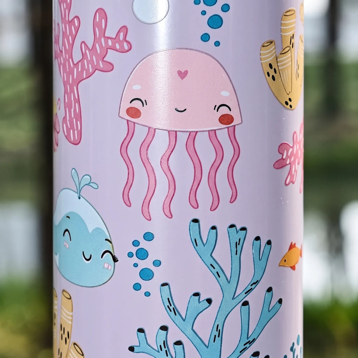 Botella de agua con estampado de dibujos animados, botón pulsador, tapa abatible y pajita