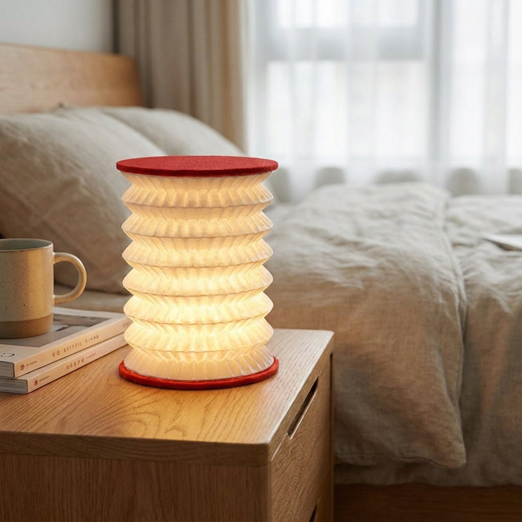 Lámpara de mesa compacta con silueta de farol clásico y luz cálida