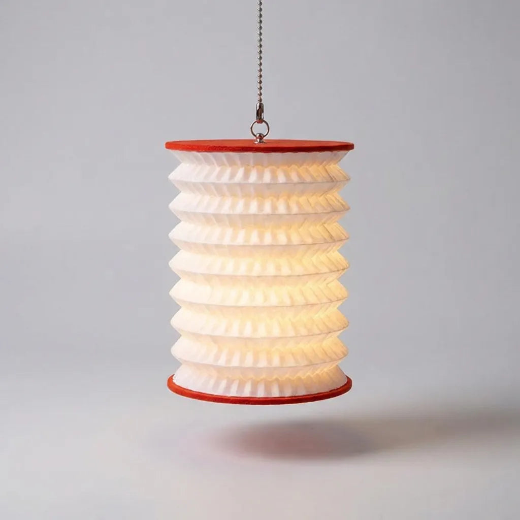 Lámpara de mesa compacta con silueta de farol clásico y luz cálida