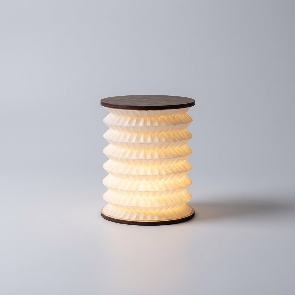Lámpara de mesa compacta con silueta de farol clásico y luz cálida