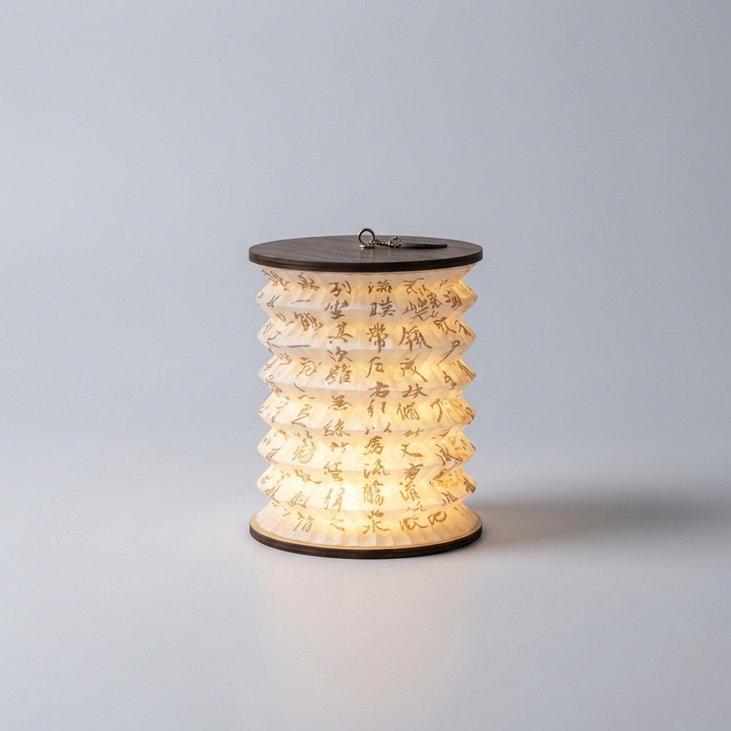 Lámpara de mesa compacta con silueta de farol clásico y luz cálida