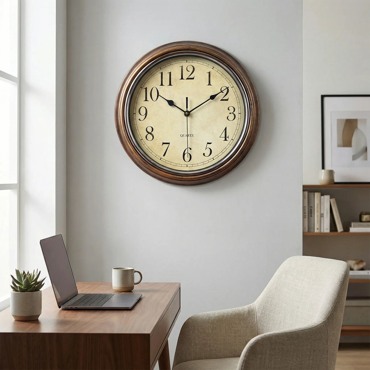 Reloj de pared compacto vintage de esfera redonda y movimiento silencioso