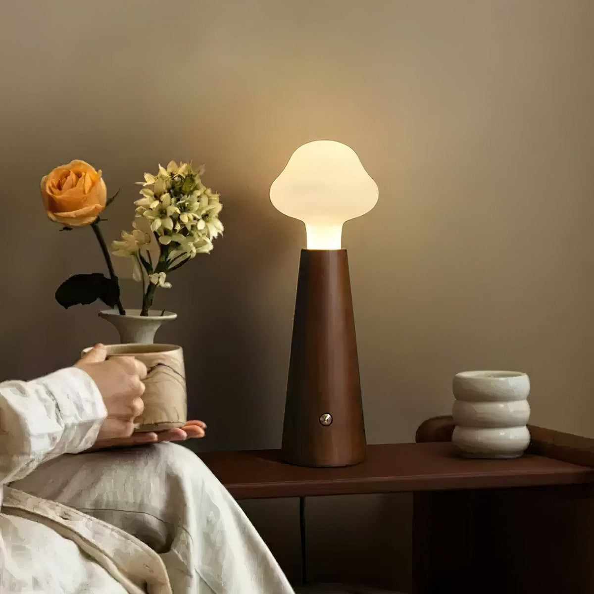 Lámpara de mesa con pantalla acrílica en forma de nube, base cónica y luz difusa