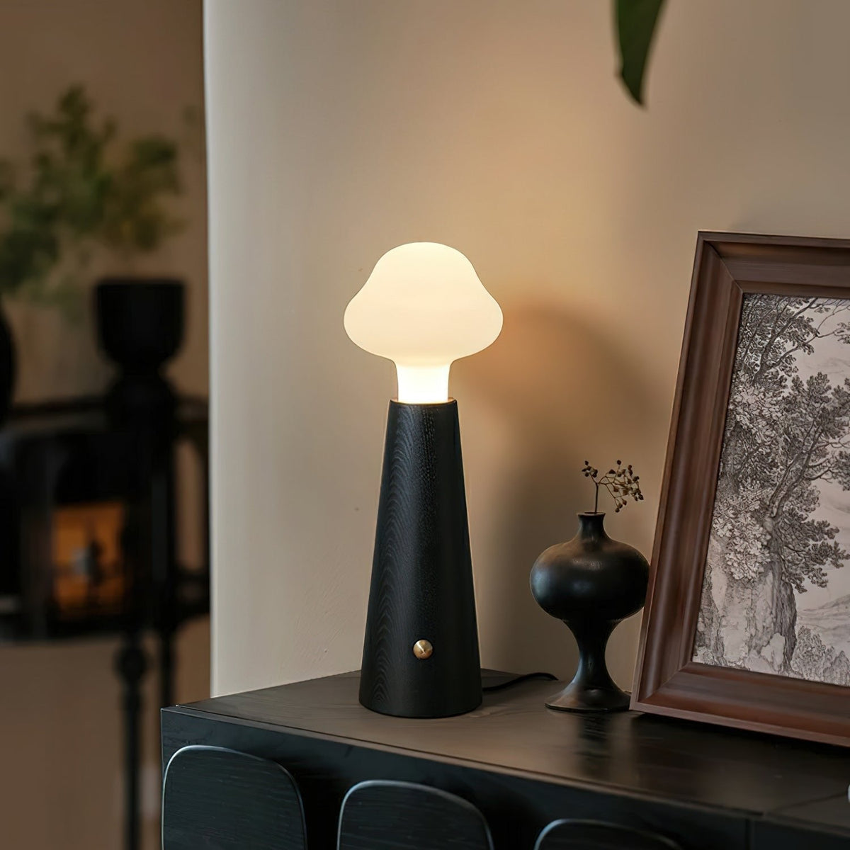 Lámpara de mesa con pantalla acrílica en forma de nube, base cónica y luz difusa
