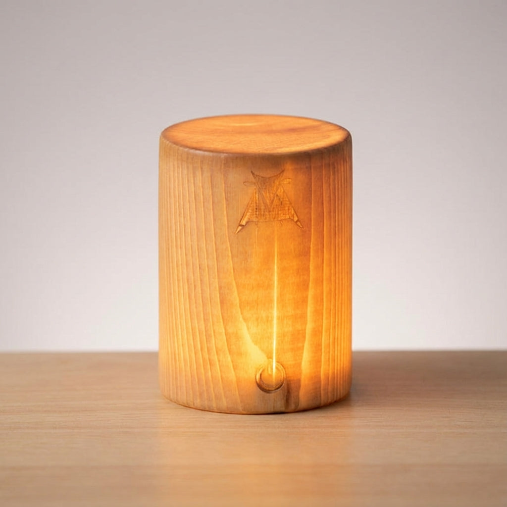 Lámpara de mesa compacta cilíndrica con acabado de vetas de madera, sin cable, recargable, táctil y regulable