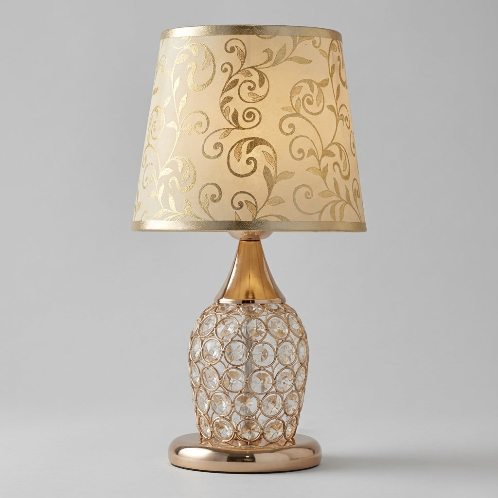 Lámpara de mesa con detalle de cristal brillante, silueta estilizada y pantalla de tambor cónica