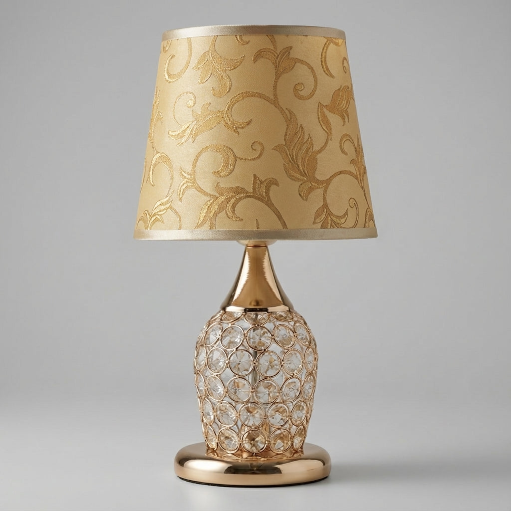 Lámpara de mesa con detalle de cristal brillante, silueta estilizada y pantalla de tambor cónica