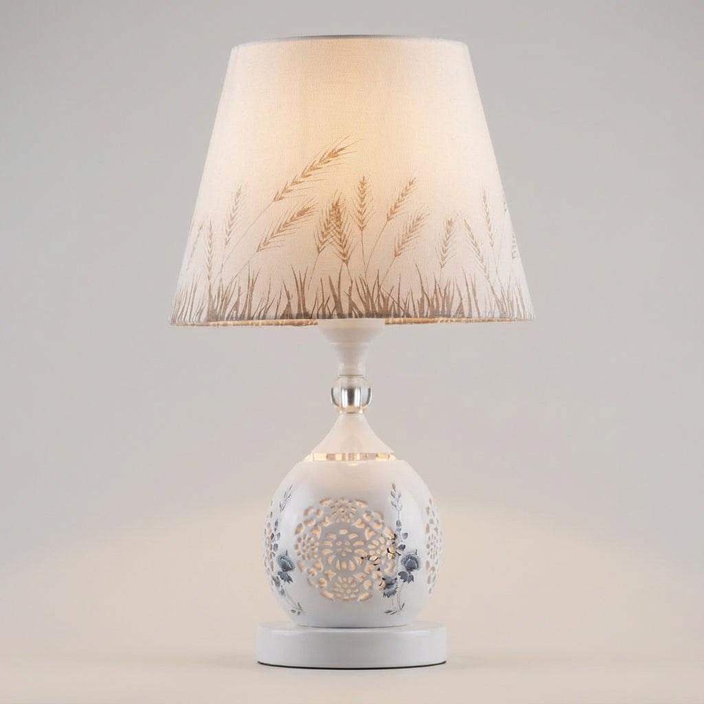 Lámpara de mesa con detalle de cristal brillante, silueta estilizada y pantalla de tambor cónica