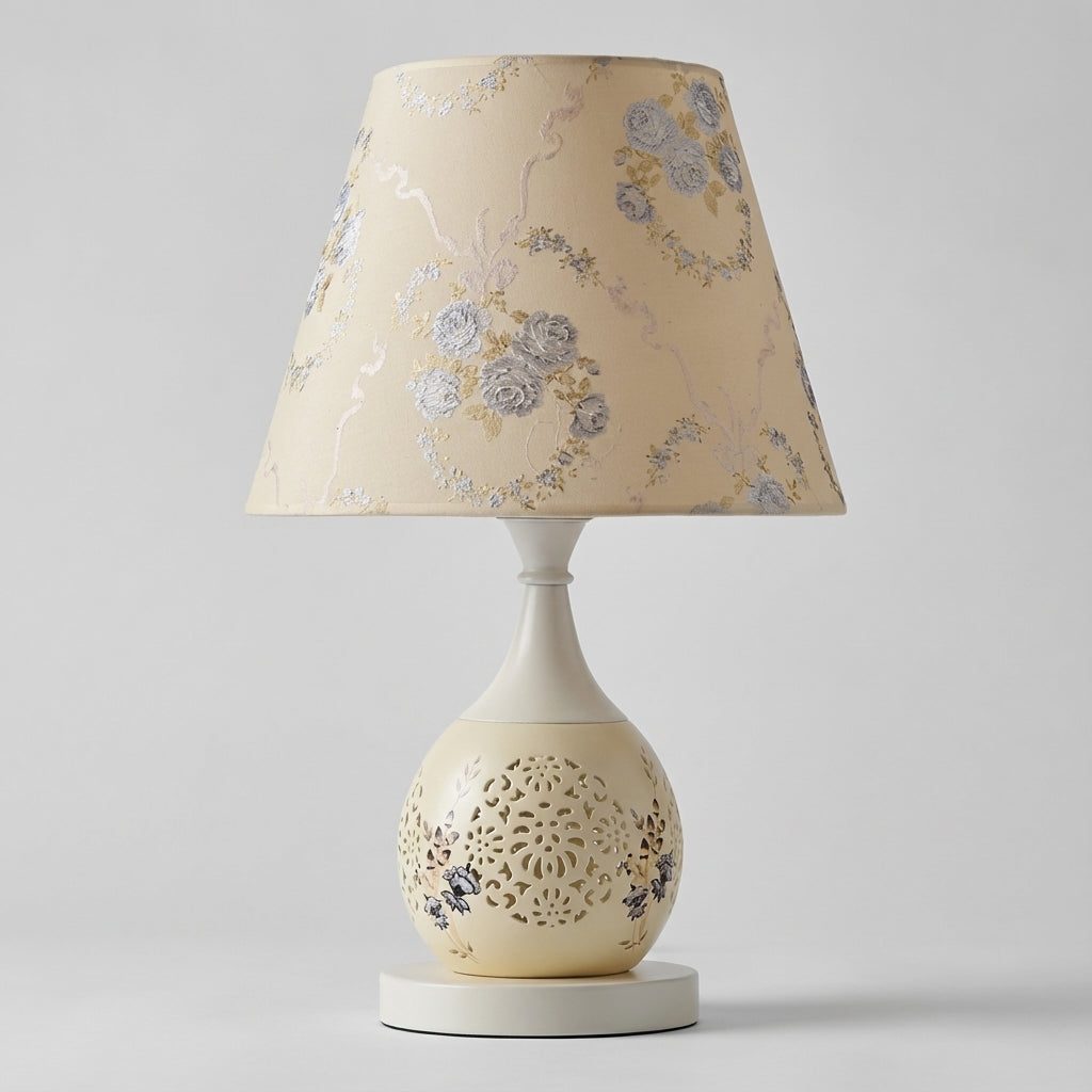 Lámpara de mesa con detalle de cristal brillante, silueta estilizada y pantalla de tambor cónica