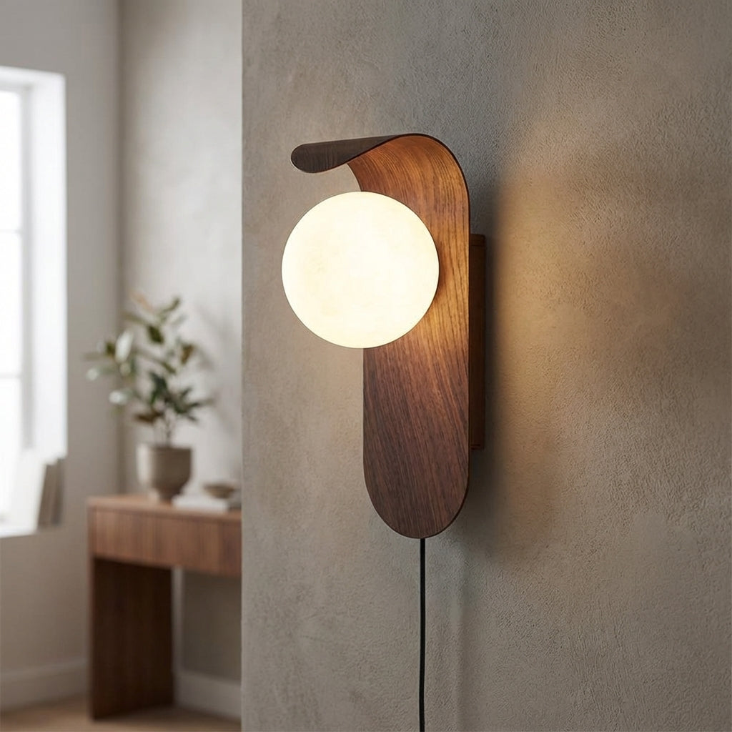 Aplique de pared escultórico con borde curvo y globo de vidrio opalino