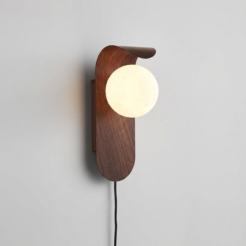 Aplique de pared escultórico con borde curvo y globo de vidrio opalino
