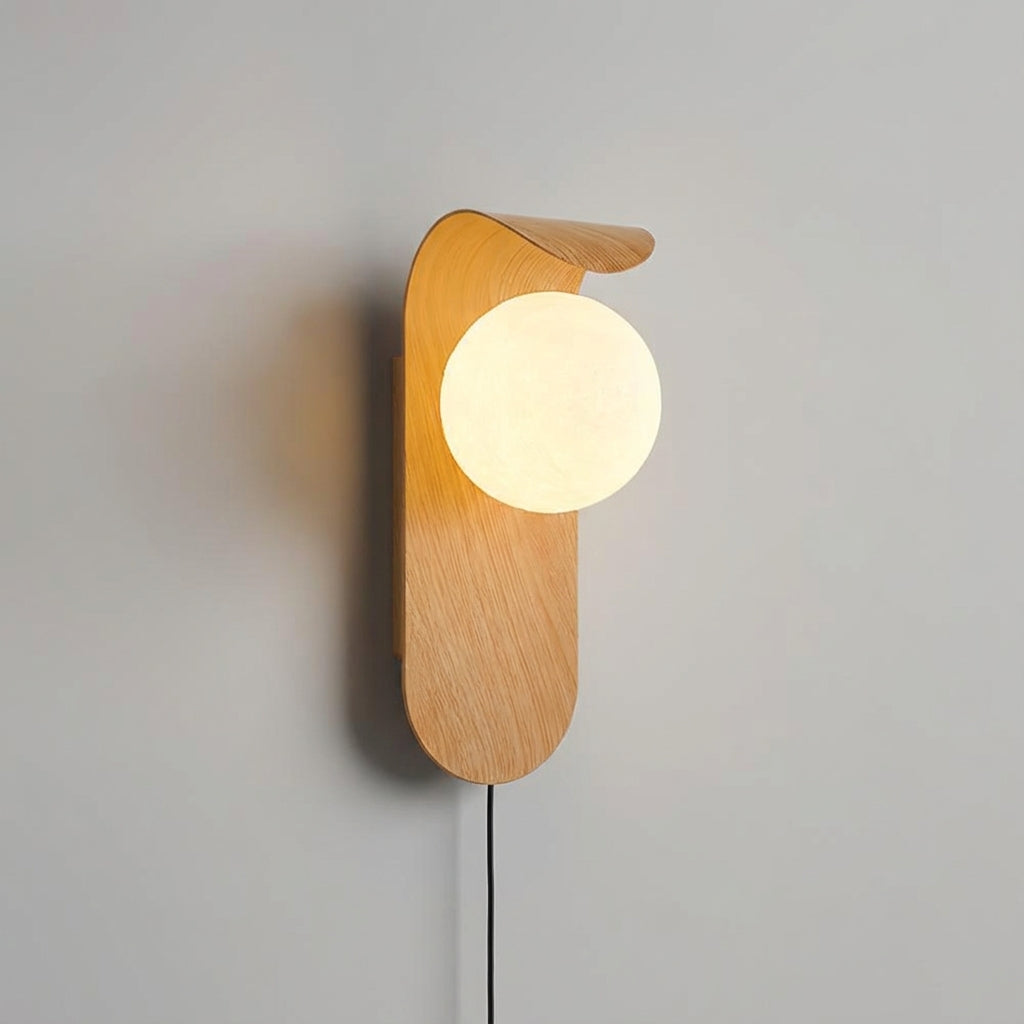 Aplique de pared escultórico con borde curvo y globo de vidrio opalino