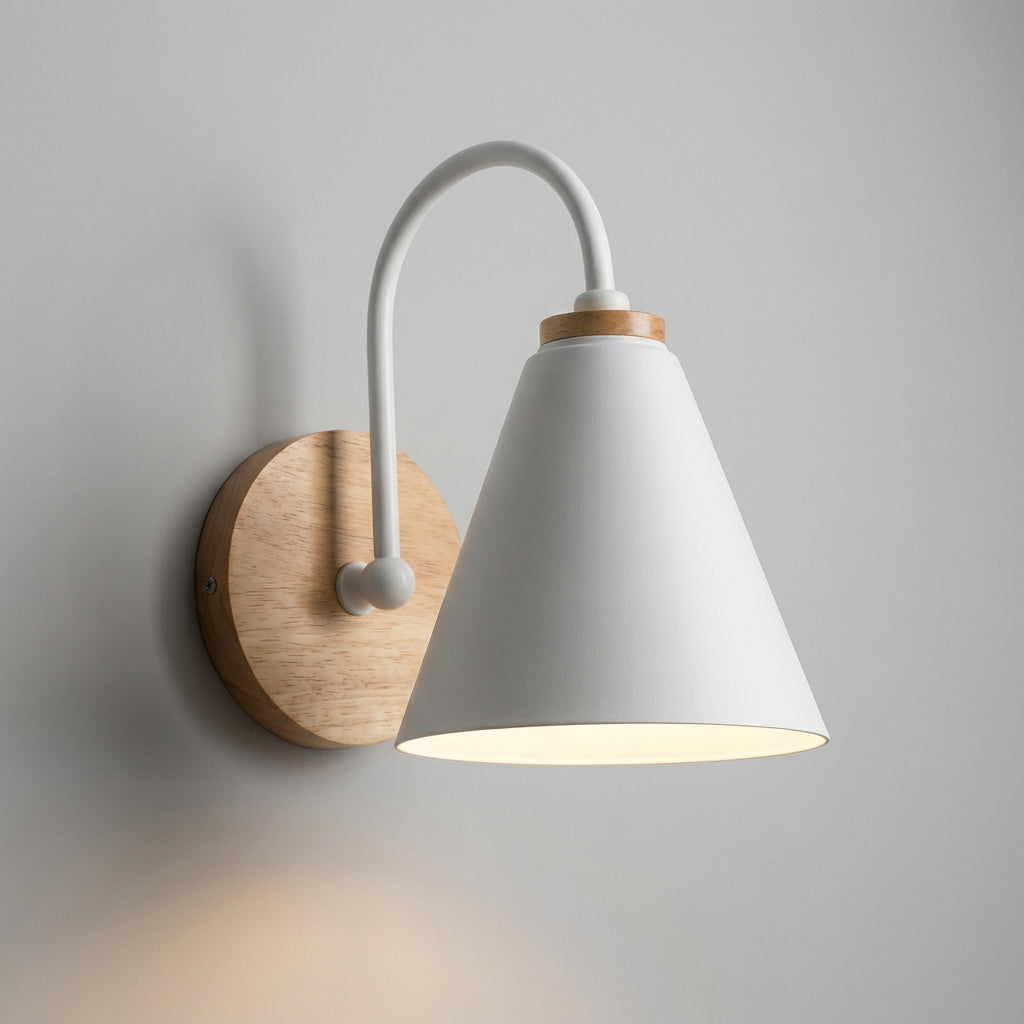 Lámpara de pared minimalista con pantalla cónica orientada hacia abajo y detalle de madera