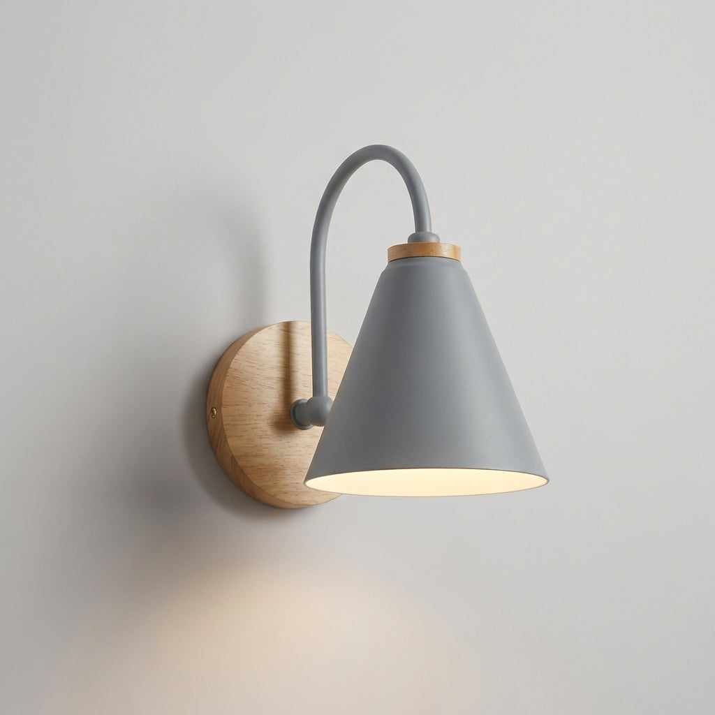 Lámpara de pared minimalista con pantalla cónica orientada hacia abajo y detalle de madera