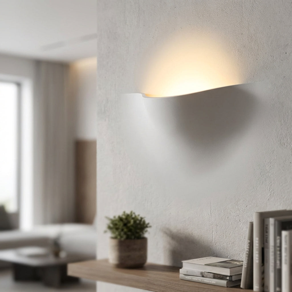 Lámpara de pared escultórica curva, delgada y de perfil bajo, con resplandor ambiental