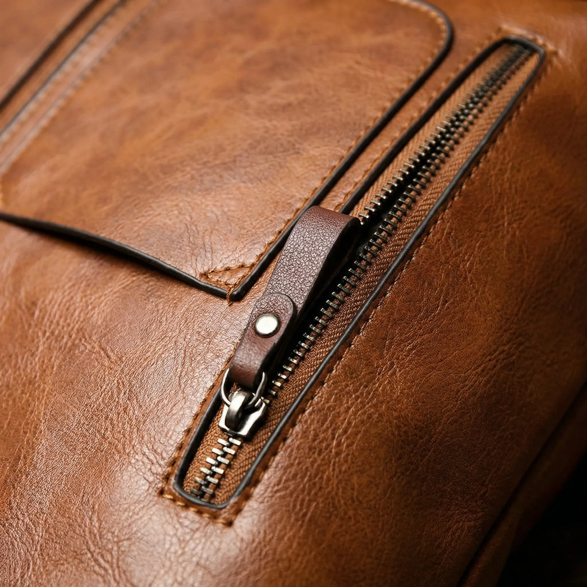 Bolso de hombro rectangular clásico con textura, múltiples bolsillos y asas